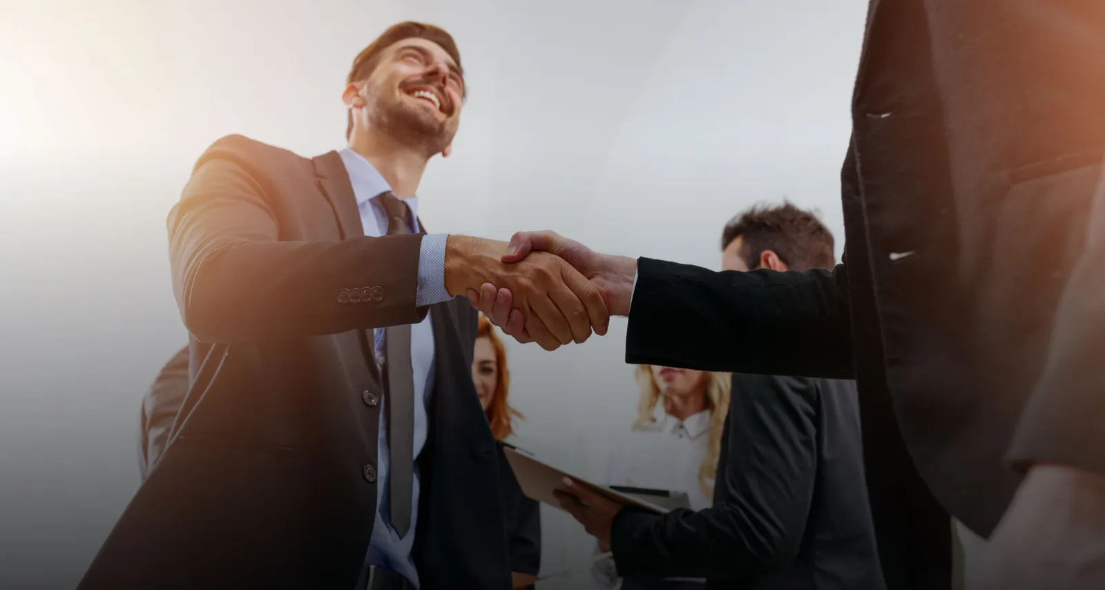 Posgrado USS: profesionales estrechando la mano